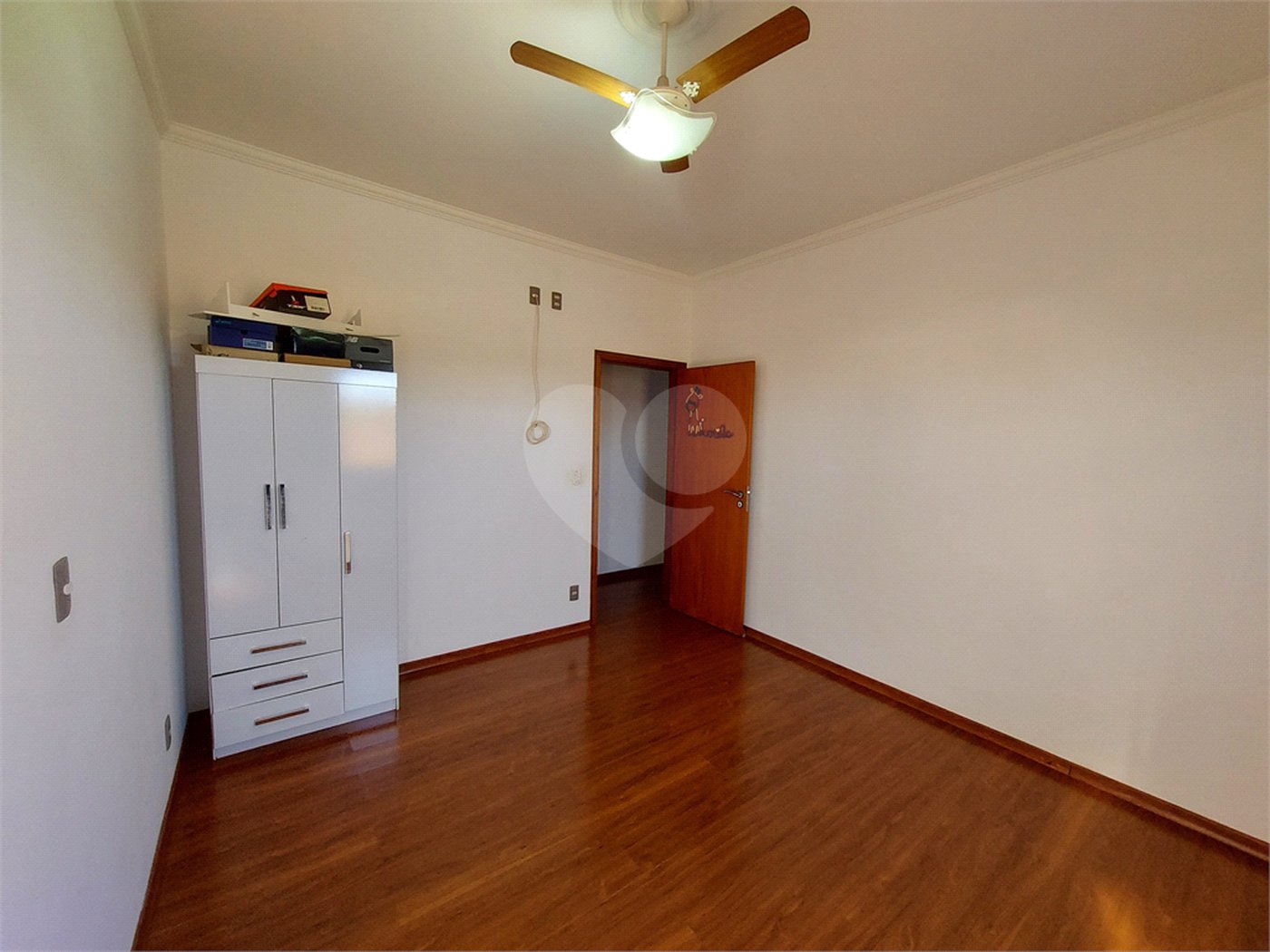 Casa à venda com 4 quartos, sendo 2 suítes, no condomínio Nascente do Jaraguá, Araraquara - SP