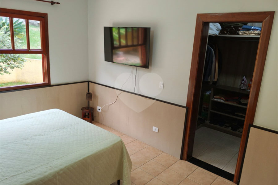 Casa à venda com 4 quartos, sendo 2 suítes,  em Country Residencial Felix, Bom Jesus dos Perdões, SP