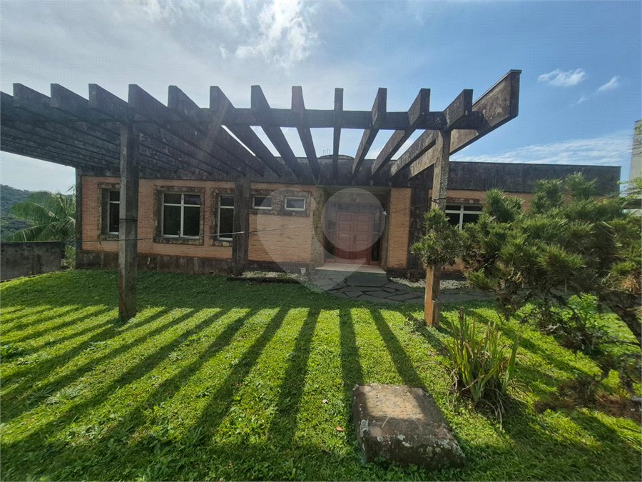 Casa à venda com 3 quartos, sendo 1 suíte, no condomínio Alpes da Cantareira, Mairiporã - SP