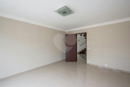 Sobrado à venda com 4 quartos, sendo 1 suíte,  em Interlagos, São Paulo, SP