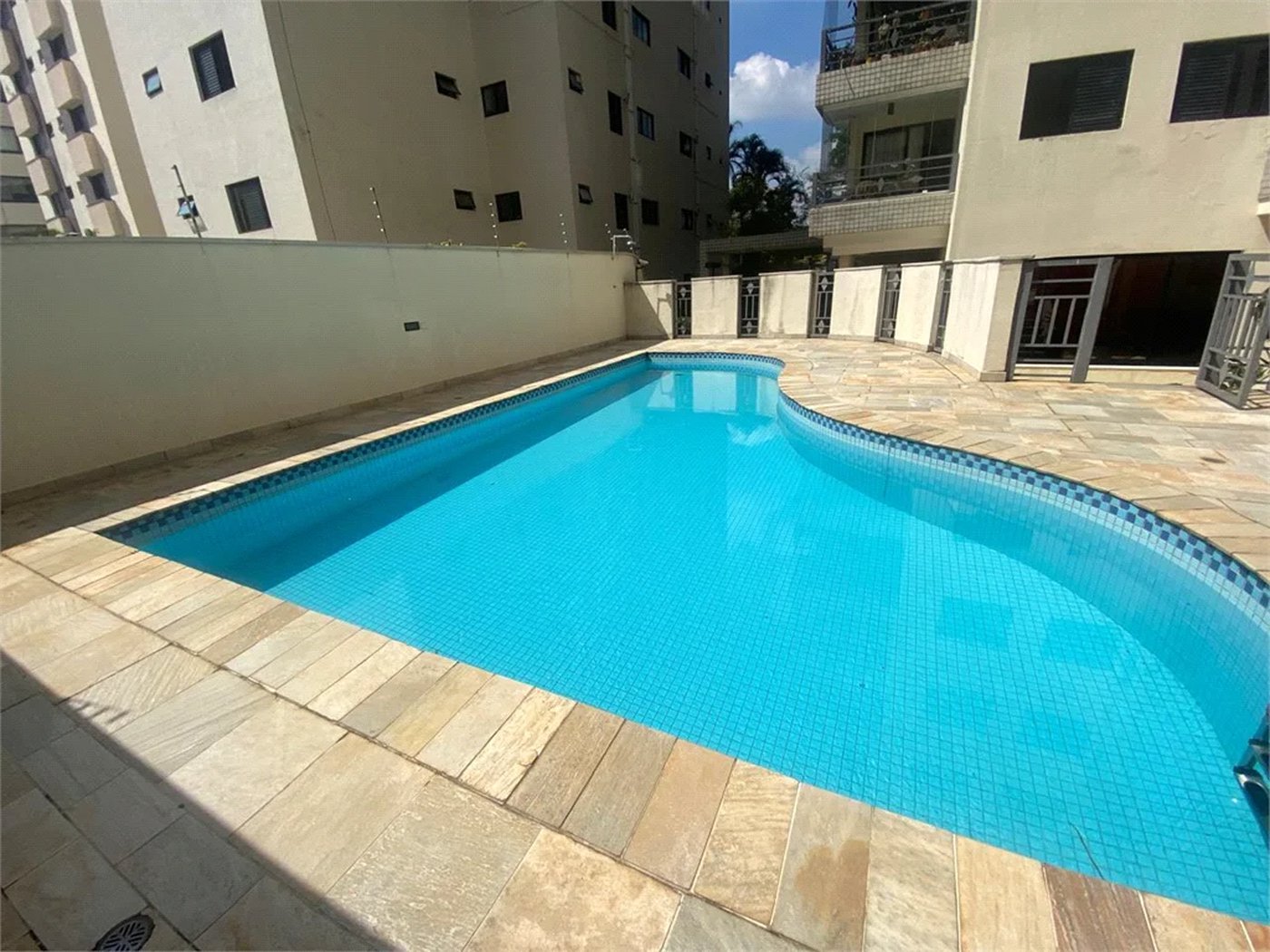 Apartamento à venda com 4 quartos, sendo 2 suítes,  em Vila Hamburguesa, São Paulo, SP