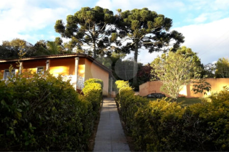 Chácara à venda com 8 quartos, sendo 3 suítes, no Centro, Toledo, MG