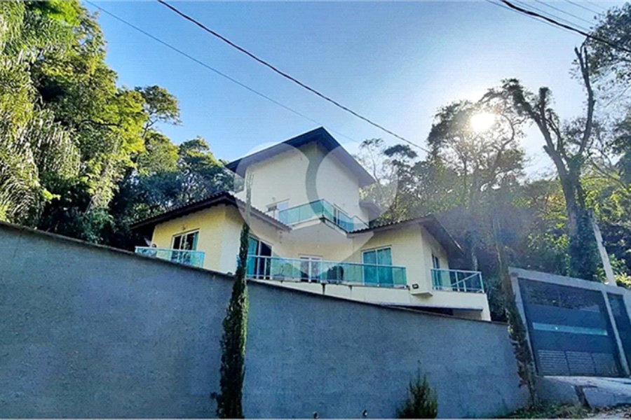 Casa à venda com 4 quartos, sendo 2 suítes,  no condomínio Sausalito, Mairiporã - SP