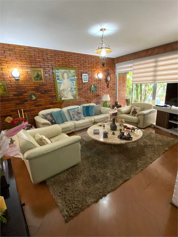 Casa à venda com 4 quartos, sendo 1 suíte,  em Vila Oliveira, Mogi das Cruzes, SP