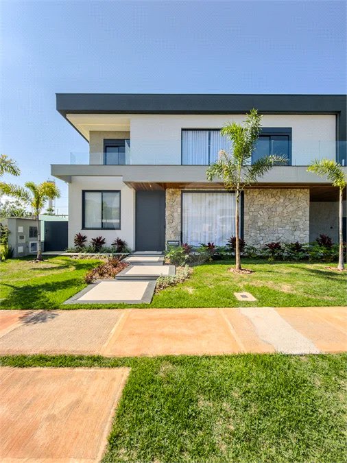Indaiatuba - Condominio Villa Sapezal - 318 m² de Terreno - 230 m² de Área Construída - 3 suítes, sendo 1 Master com closet planejado - Sala de TV - Sala de estar integrada à Sala de jantar - Cozinha com móveis planejados - Despensa - Escritório planejado - Lavabo - Piscina com preparação para aquec