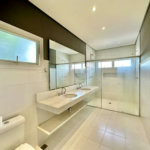 Casa em condomínio Impecável, 4 dorms / 2 suítes, varanda gourmet, piscina, 3 lareiras