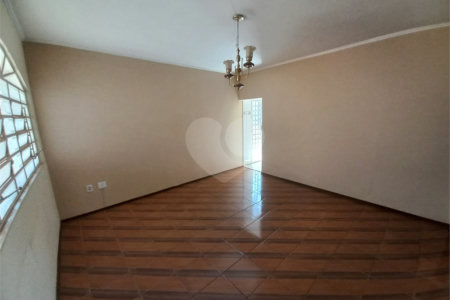 Casa térrea com 3 dormitórios, sendo 1 suíte.