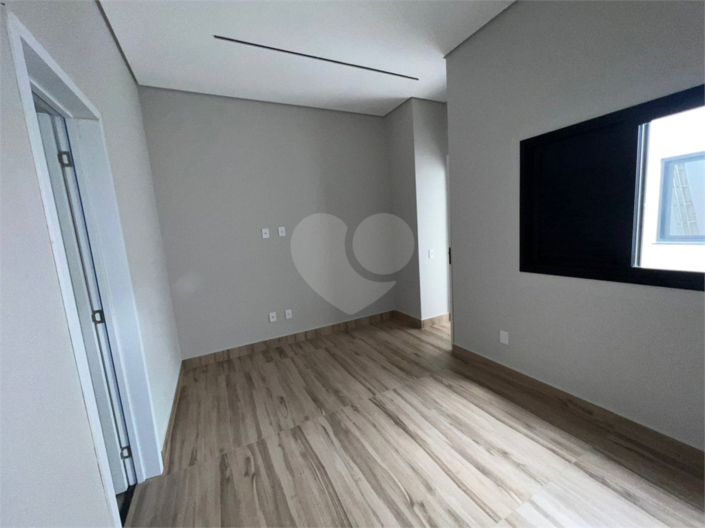 Casa à venda com 3 quartos, sendo 1 suíte, no condomínio Horto Florestal Villagio, Sorocaba - SP