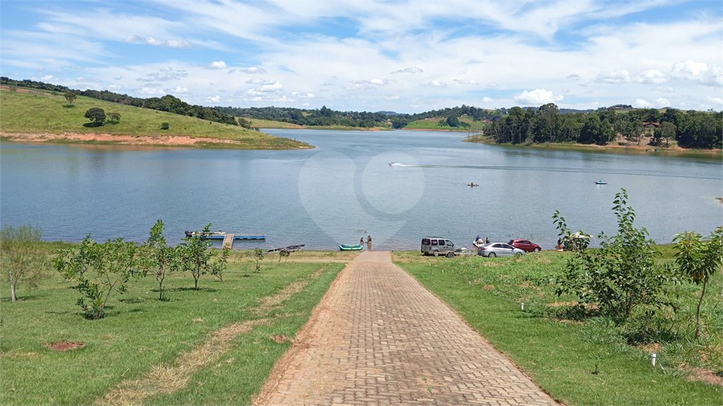 Casa à venda com 3 suítes no condomínio Riviera dos Pássaros, Joanópolis - SP