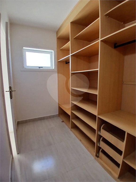 Casa à venda com 4 quartos, sendo 2 suítes, no condomínio Flamboyant, Atibaia - SP