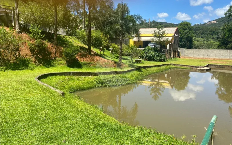 Vende-se chácara com lago Nazare Paulista com 3.000 m²