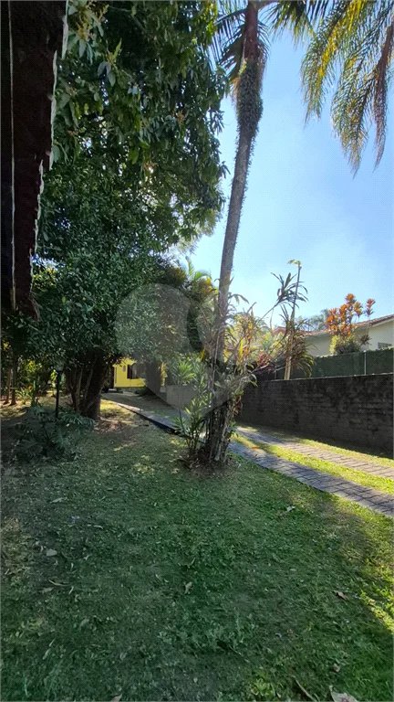 Casa com Piscina, Sauna e Edícula em Rua Arborizada no Tremembé