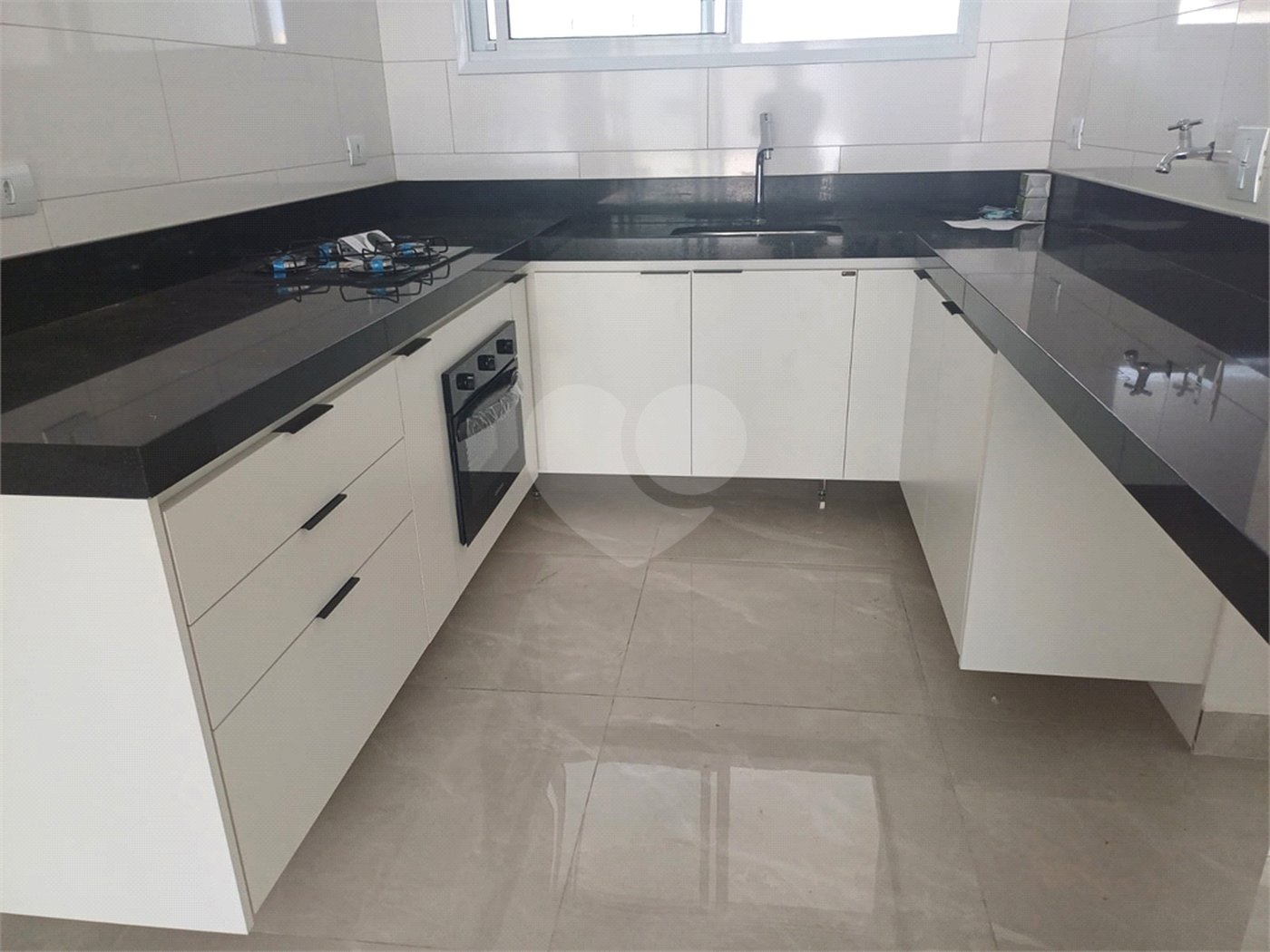 Casa à venda com 3 quartos, sendo 1 suíte, no condomínio Costa das Areias, Salto - SP