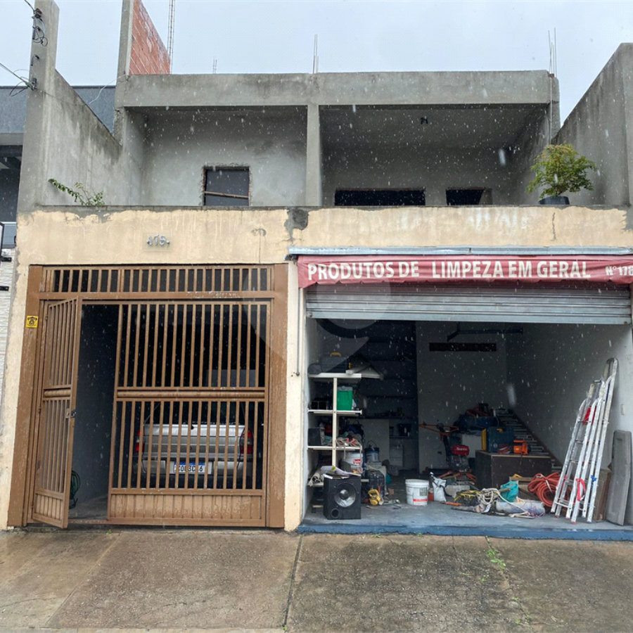 Sobrado à venda com 3 quartos, sendo 1 suíte, em Jardim Quaresmeira II, Suzano, SP
