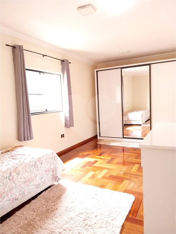 Casa com 324m², 4 dormitórios, sendo 1 suíte, 4 vagas, à venda no Jardim Las Vegas em Santo André.