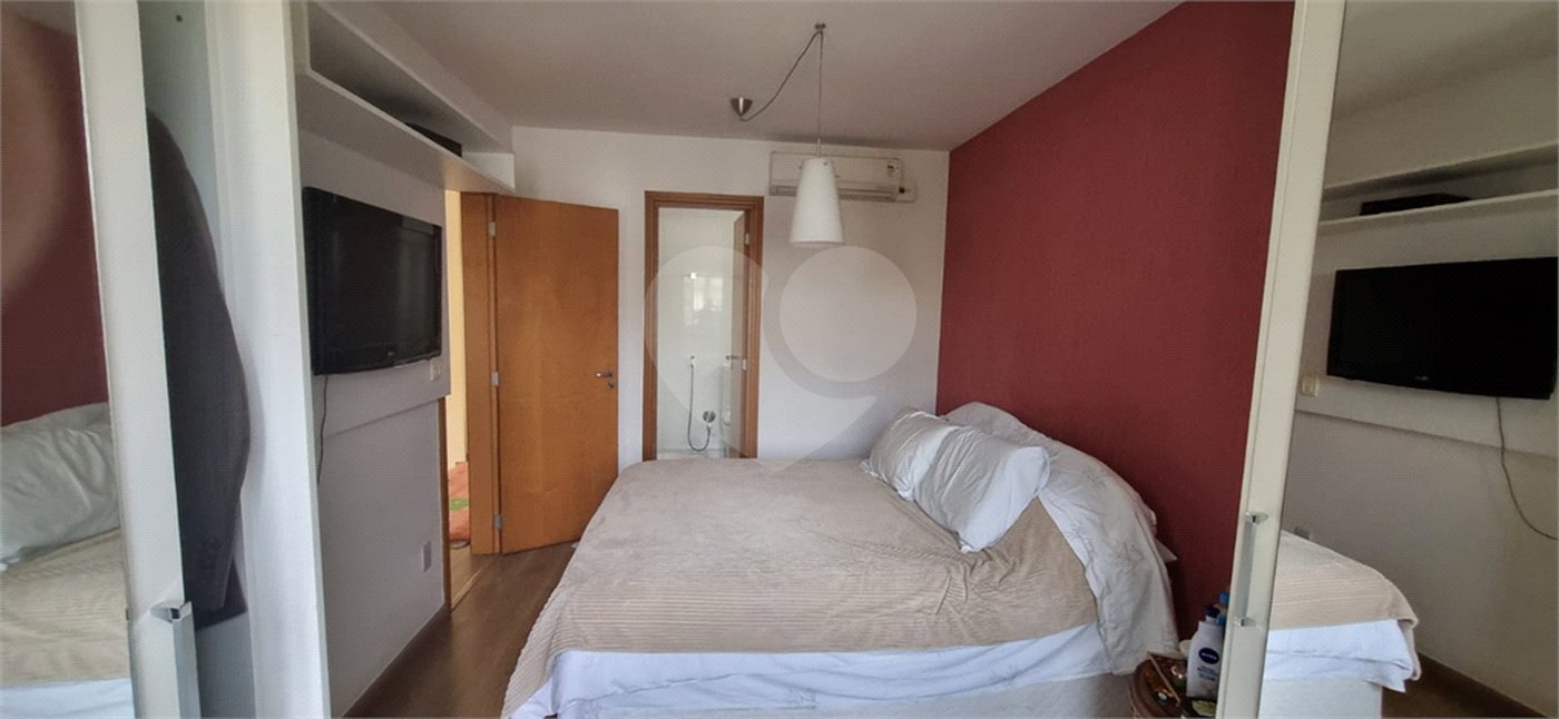 Casa à venda com 4 quartos, sendo 2 suítes, no condomínio Casas de Windsor, São Paulo - SP