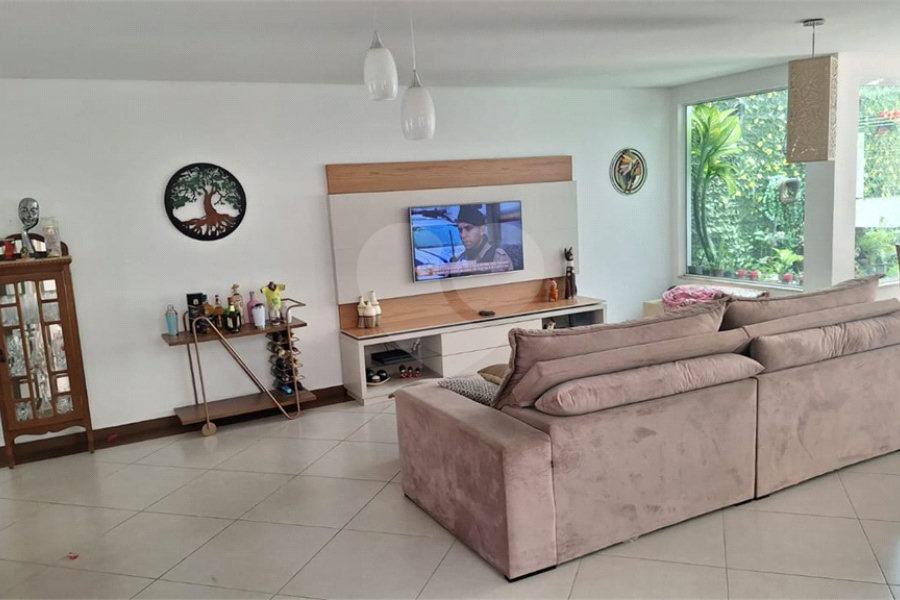 Sobrado à venda com 6 quartos, sendo 4 suítes, em Tremembé, São Paulo, SP