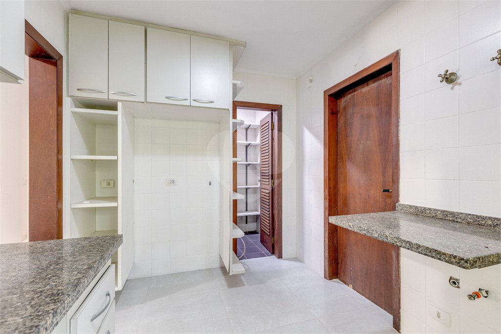 Casa à venda com 5 quartos, sendo 3 suítes, no condomínio Granja do Morumbi, São Paulo - SP