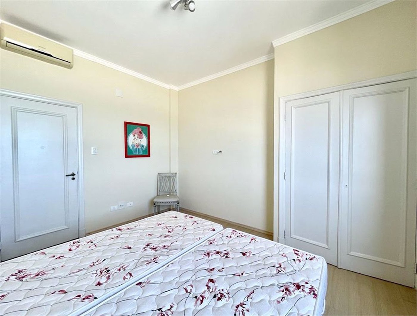 Apartamento Frente Mar com 4 Quartos para Venda ou Locação em Pitangueiras – Guarujá/SP