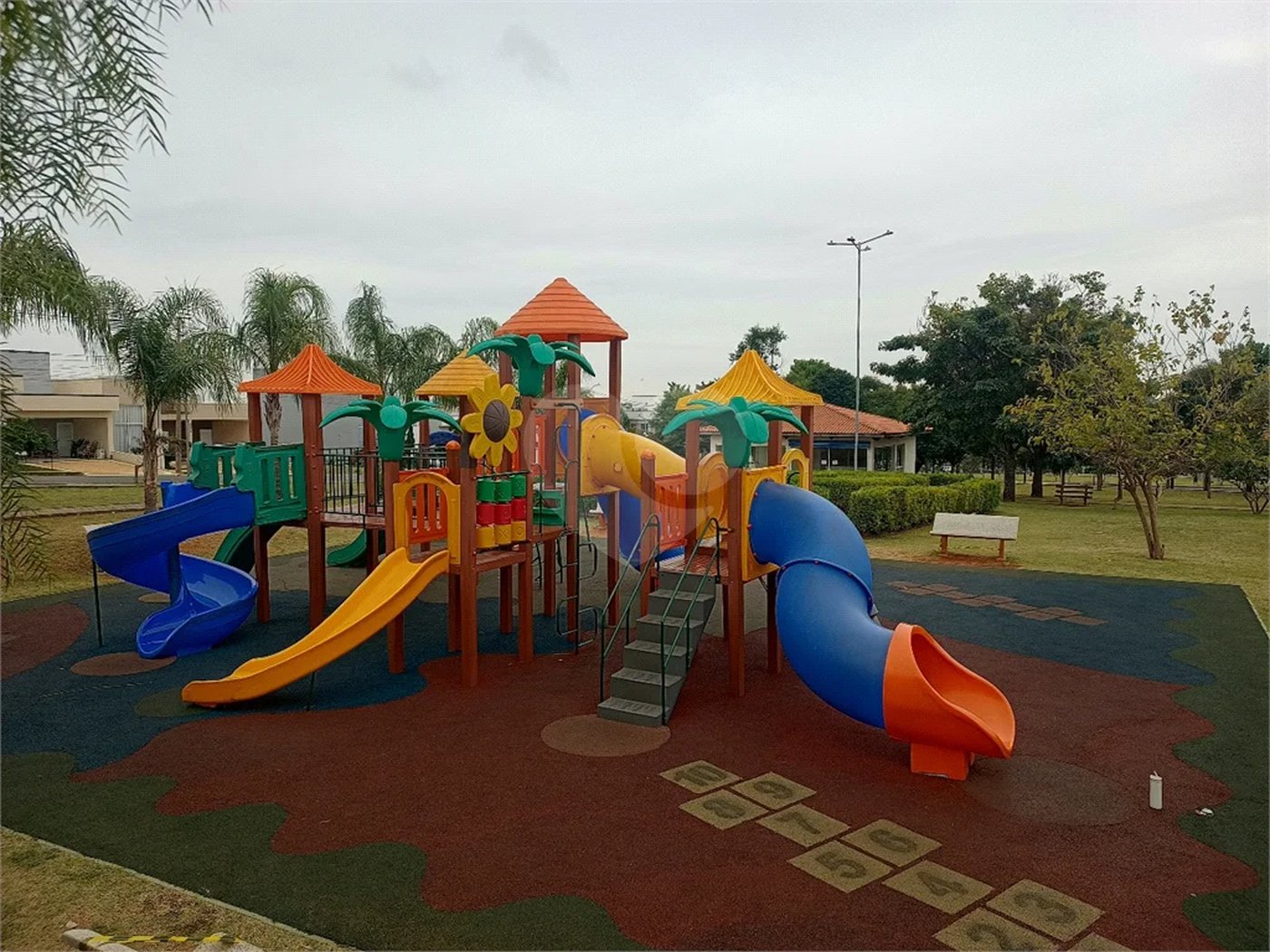 Casa à venda com 3 suítes no condomínio Real Park, Sumaré - SP