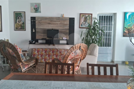 Casa à venda com 5 quartos, sendo 1 suíte, no condomínio Village da Serra, Araçoiaba da Serra - SP
