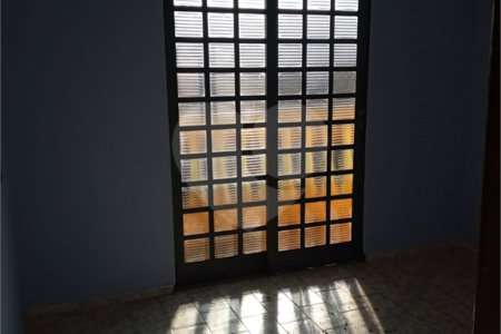 Sobrado com 5 dormitórios.