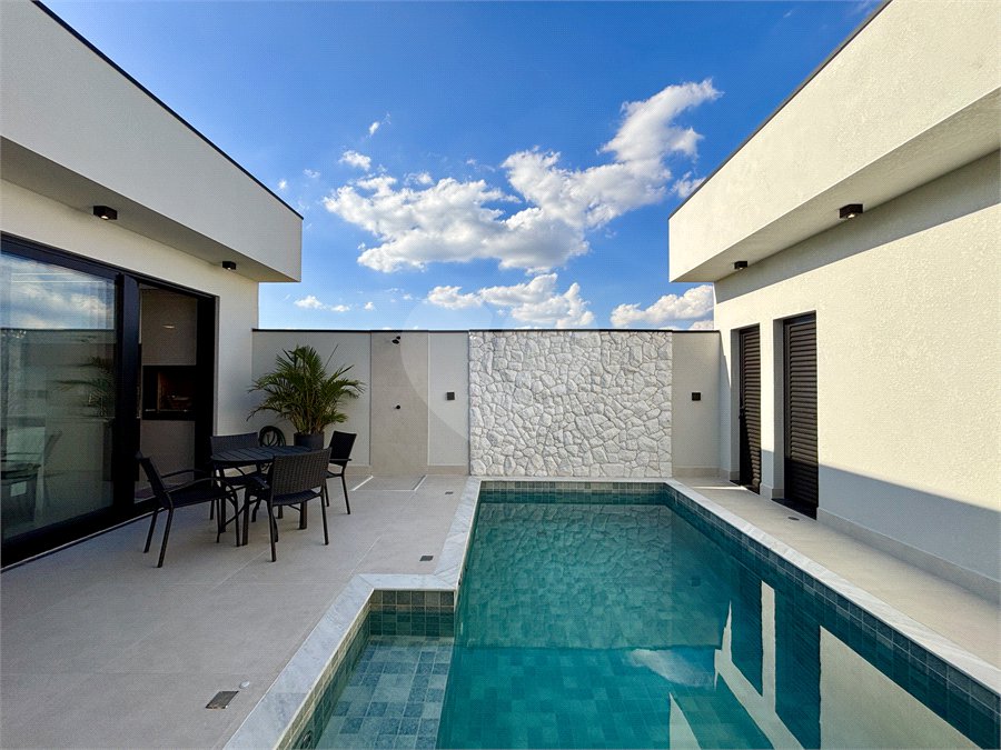 Indaiatuba - Sp - Condominio Maria Candida - R$ 2.250.000,00 - 3 suítes, sendo 1 master com closet e banheiro com duas cubas e dois chuveiros - Escritório - Piscina em Alvenaria aquecida e Hidro com Iluminação - Ar Condicionado instalado em todos os quartos, escritorio, sala e area gourmet