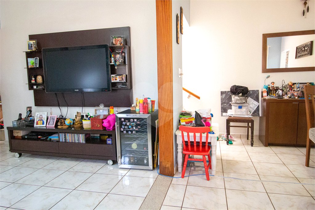 Sobrado à venda com 4 quartos, sendo 1 suíte,  em Vila Aguiar, São Roque, SP