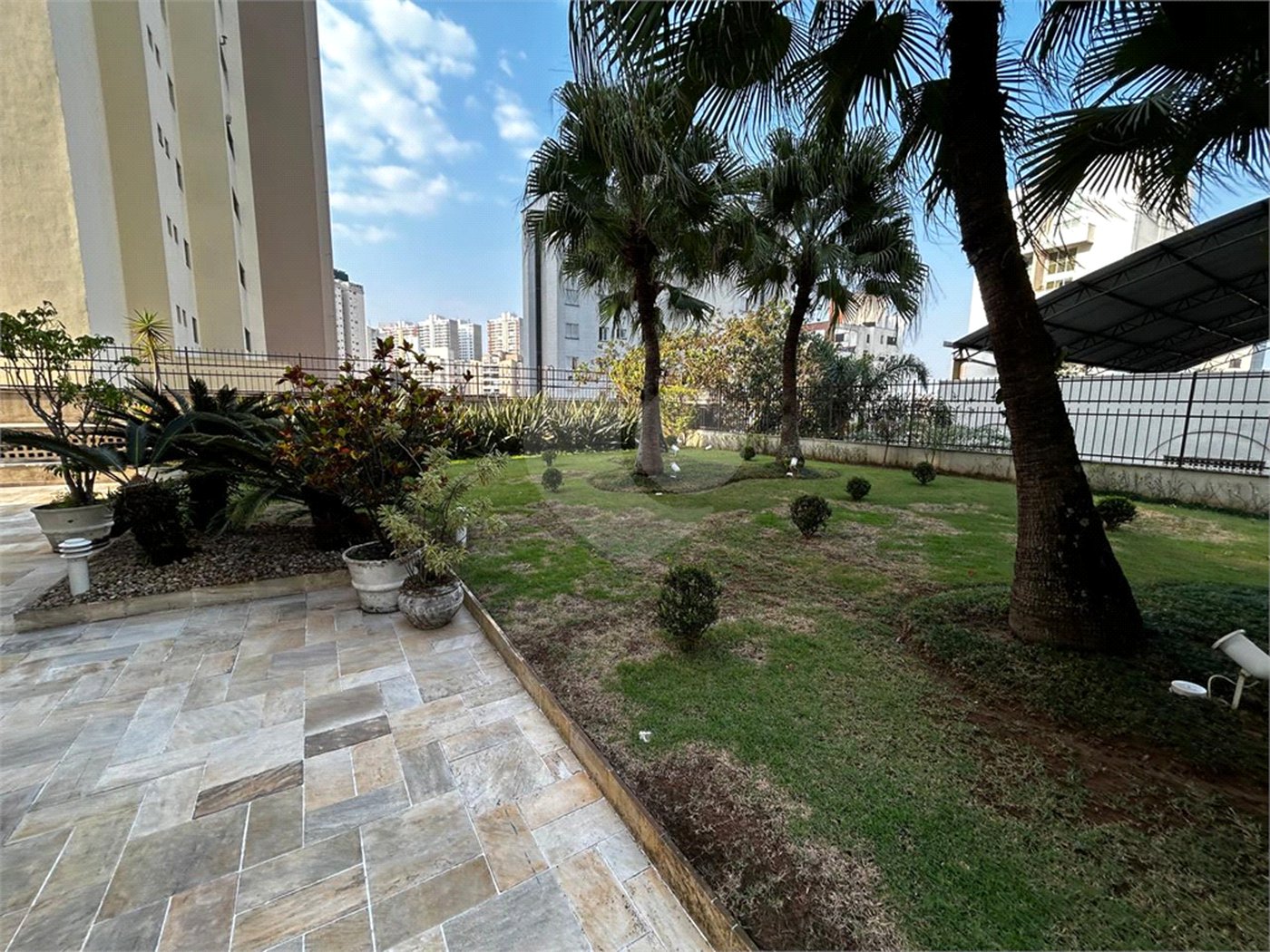 Apartamento à venda com 3 quartos, sendo 1 suíte,  em Vila Andrade, São Paulo, SP