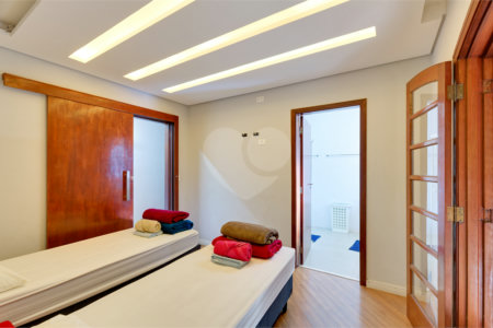 Casa Térrea à venda com 5 quartos, sendo 2 suítes, em Alto da Boa Vista, São Paulo, SP