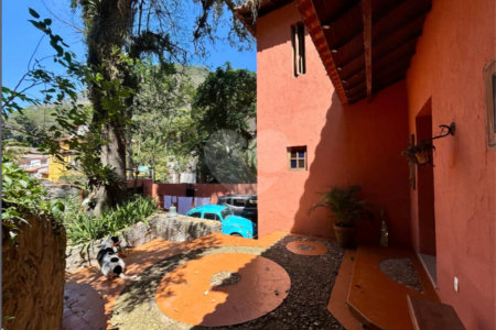Casa à venda com 4 quartos, sendo 1 suíte, em Lagoa, Rio de Janeiro, RJ