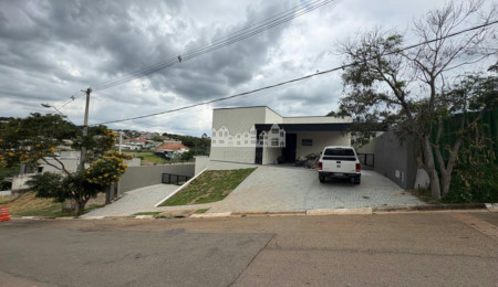 Casa à venda com 3 suítes no condomínio Shamballa III, Atibaia - SP