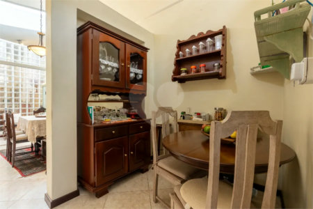 Casa a venda no Planalto Paulista, 2 suítes, 4 vagas, 230 m², quintal e localização privilegiada