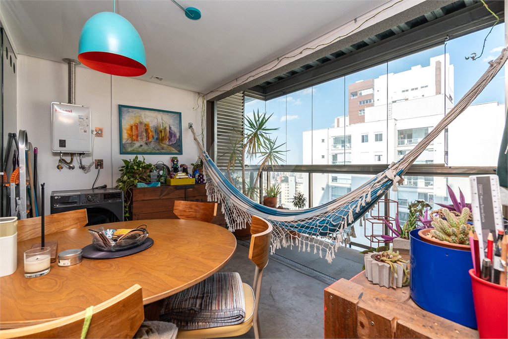 Apartamento reformado e bem localizado na Consolação.