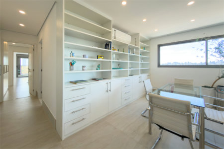 Apartamento de 03 dormitórios sendo 02 suítes com 02 vagas de garagem.