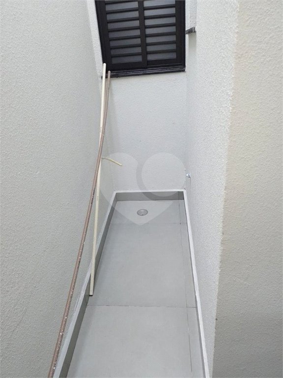 Casa térrea a venda no Jd Sabias! 2 dormitórios sendo 1 suíte com 1 vaga de garagem - Forro de drywall - Água fria e quente - Porcelanato 80x80 na casa toda - Esquadrias pretas - Marmoraria toda em pedra preto negresco - Portão automático -Jardim dos Sabiás tem rápido acesso para rodovia