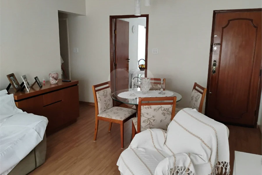 Vende-se apartamento no Jardim Aeroporto com 03 dormitórios