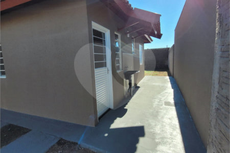 Seu Novo Lar Te Espera: Casa Aconchegante, Pronta para Morar e com 2 dormitórios e Amplo Quintal!