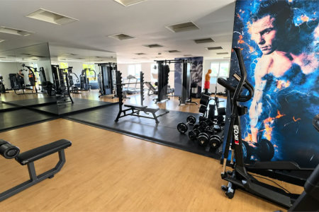 Apartamento de 127 m² em andar alto, com vista livre, 3 suítes planejadas, sacada gourmet envidraçada, 2 vagas e lazer completo, próximo ao Shopping Golden Square e à Avenida Kennedy.