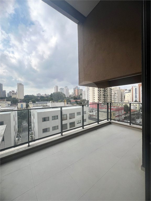Charme, conforto e vista livre na Vila Clementino – 98 m² com pé-direito duplo!