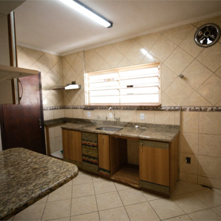 Casa com 4 Dormitórios e área de lazer com piscina