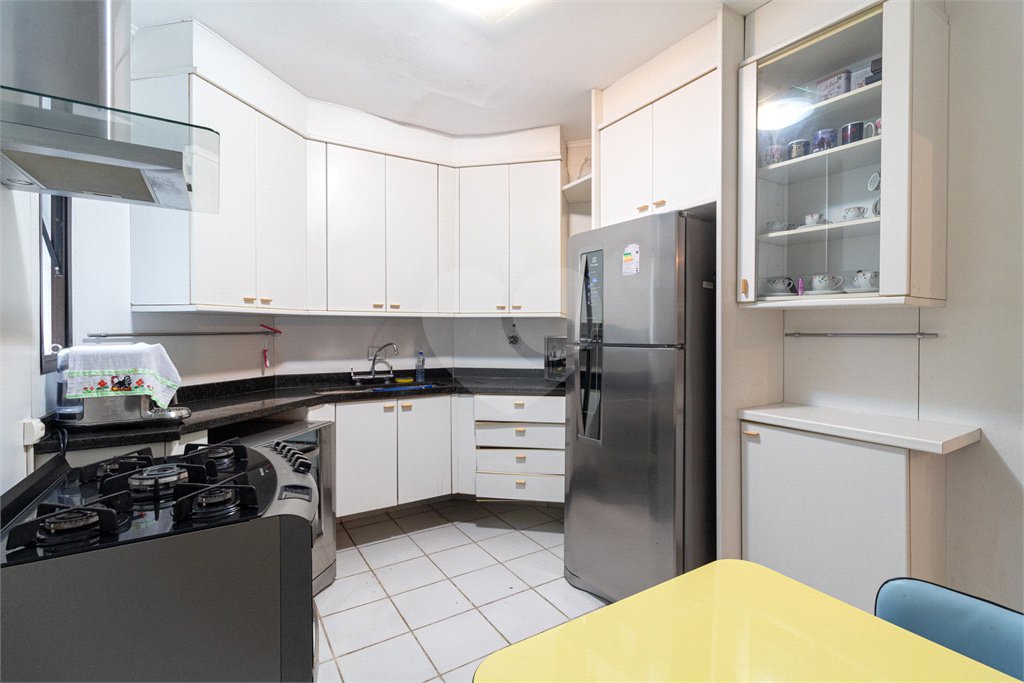 Casa à venda com 4 quartos, sendo 2 suítes,  no condomínio Vila das Flores, São Paulo - SP