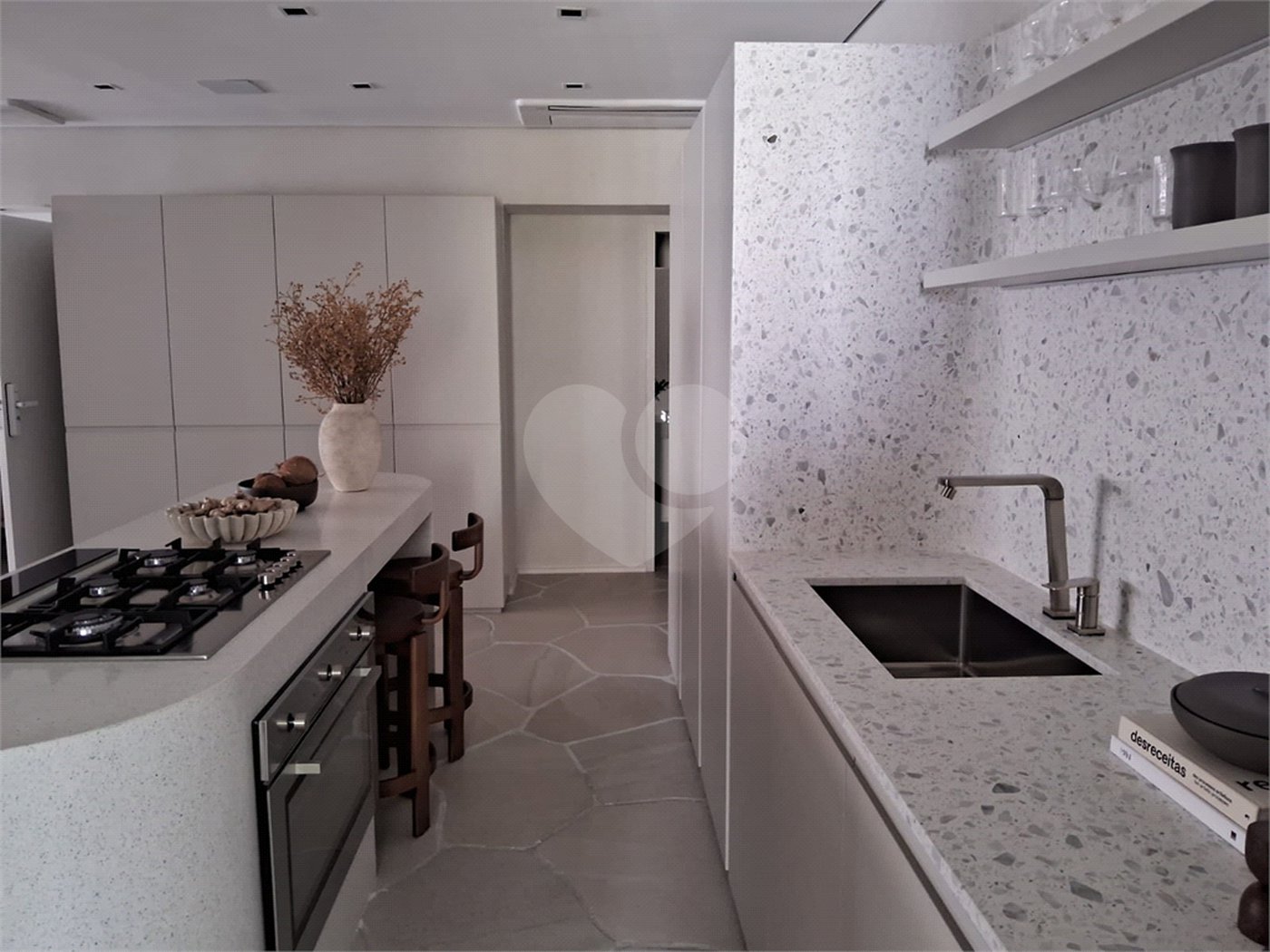 Apartamento à venda com 3 suítes em Moema, São Paulo, SP