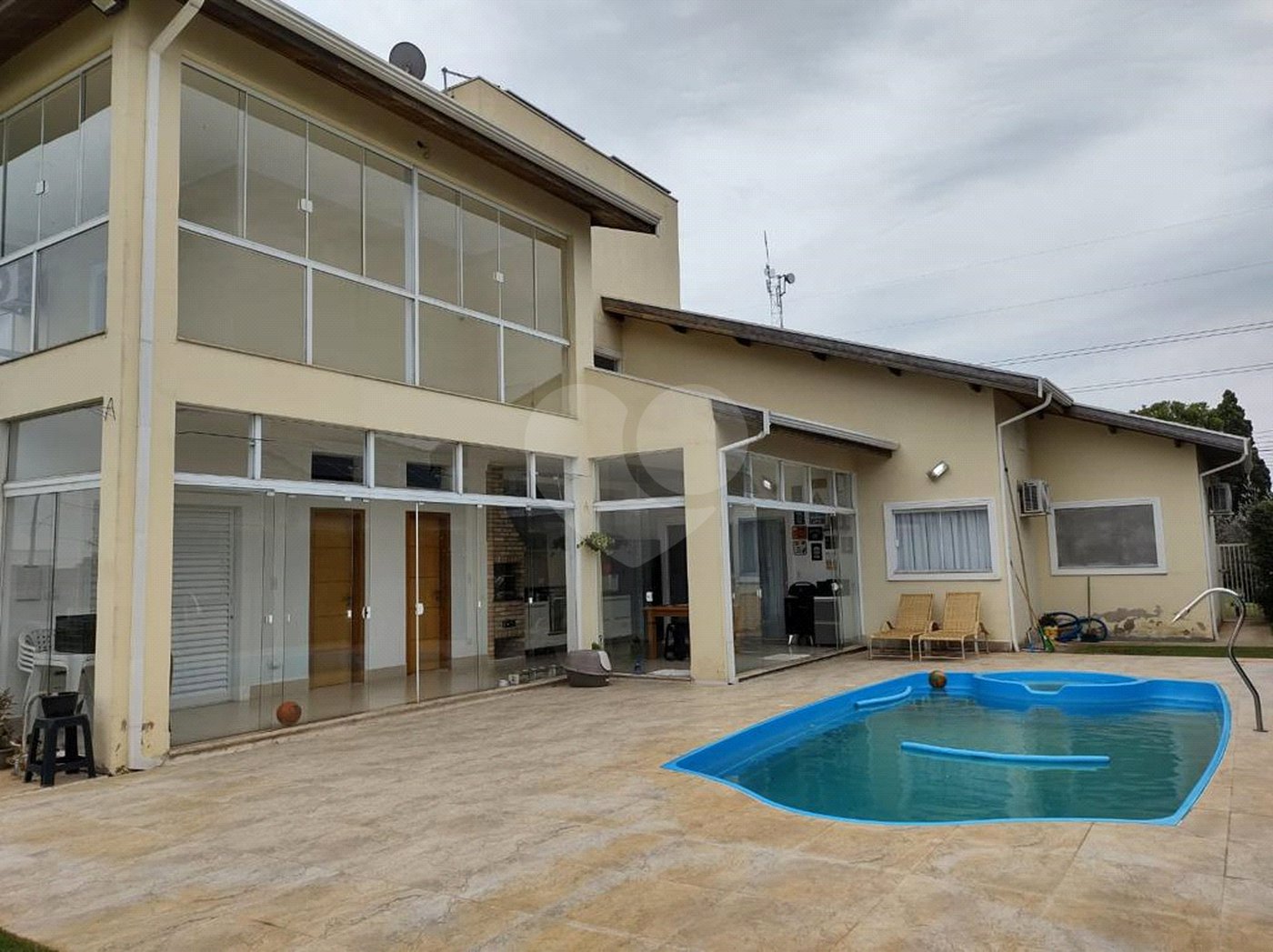 Casa à venda com 4 quartos, sendo 2 suítes, no condomínio Primavera, Salto - SP
