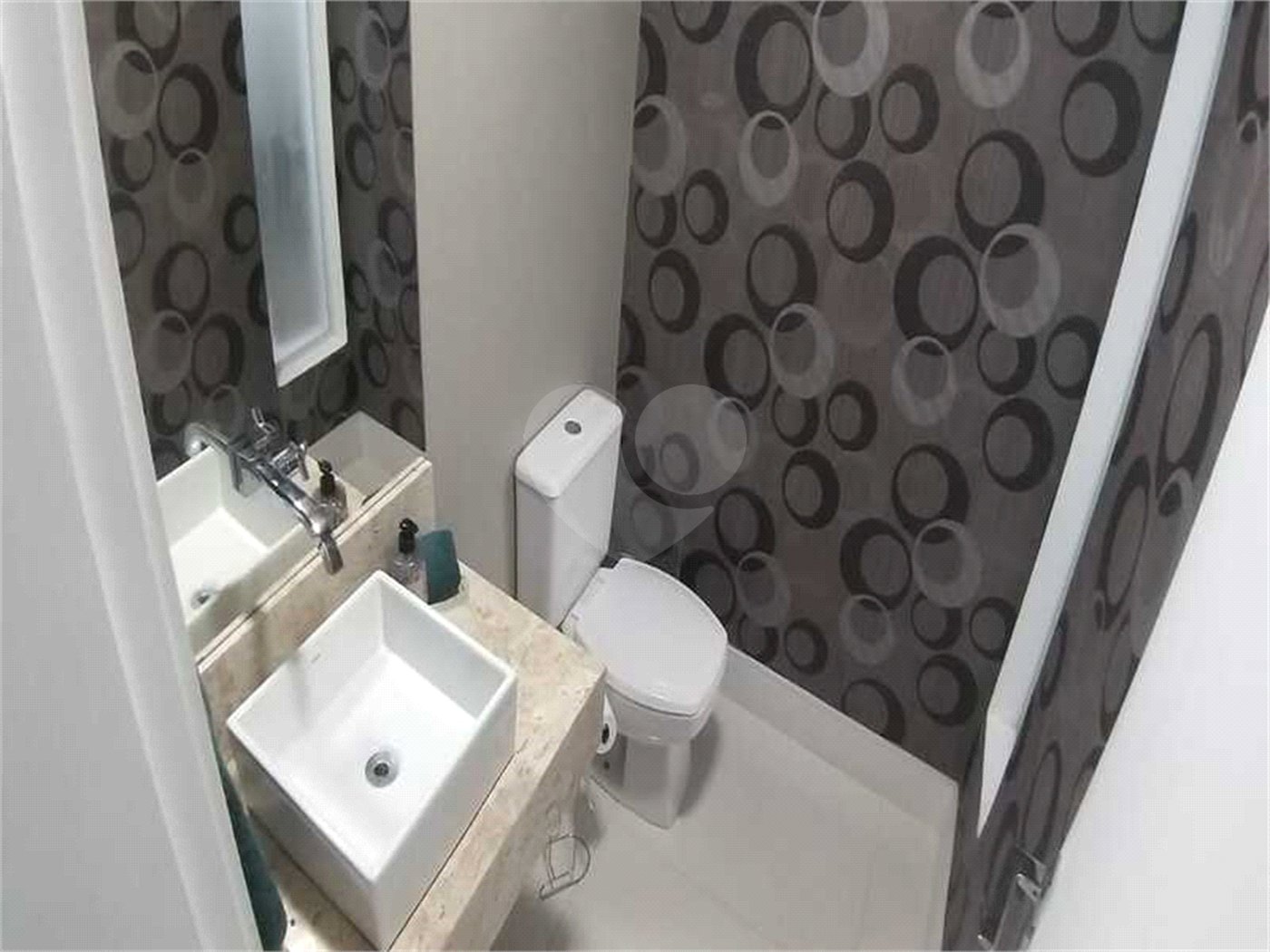 Casa à venda com 5 quartos, sendo 4 suítes, no condomínio Village Saint Charbel, Araçoiaba da Serra - SP