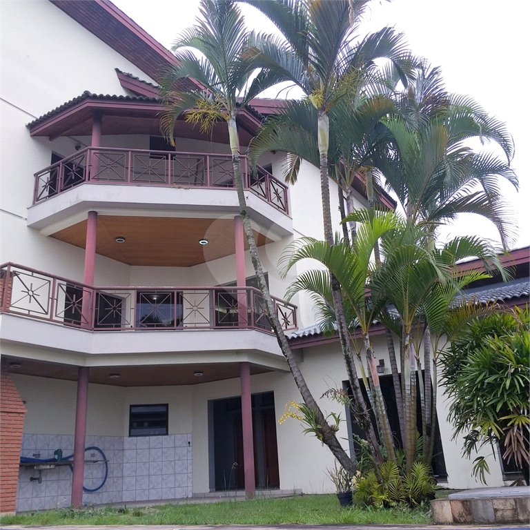 Casa à venda com 4 quartos, sendo 3 suítes, no condomínio Arujá 5, Arujá - SP