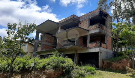 Sobrado à venda com 4 suítes em Roseira, Mairiporã, SP