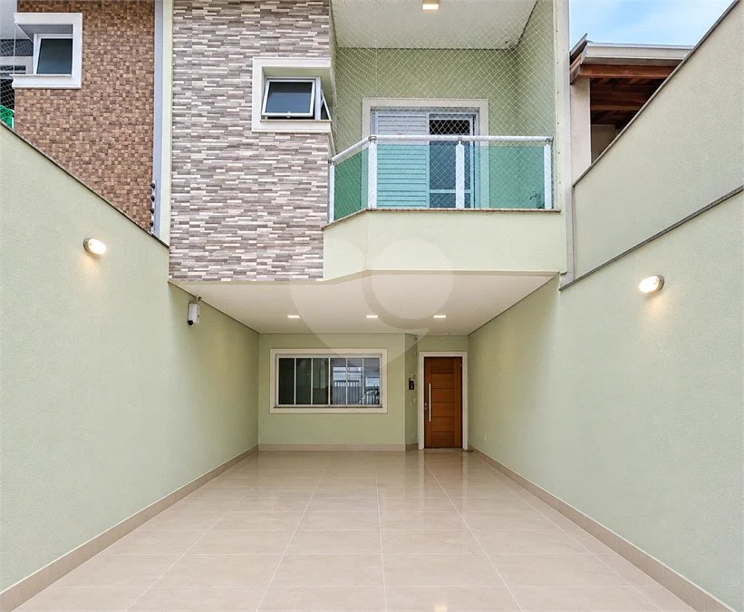 Sobrado geminado com 185 m², 3 suítes, closet, 4 vagas, área gourmet, sótão, energia solar, aquecimento de água e sistema completo de segurança.