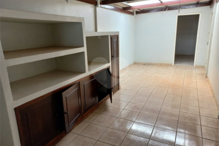 Casa Térrea com 3 dormitórios, sendo 1 suíte.