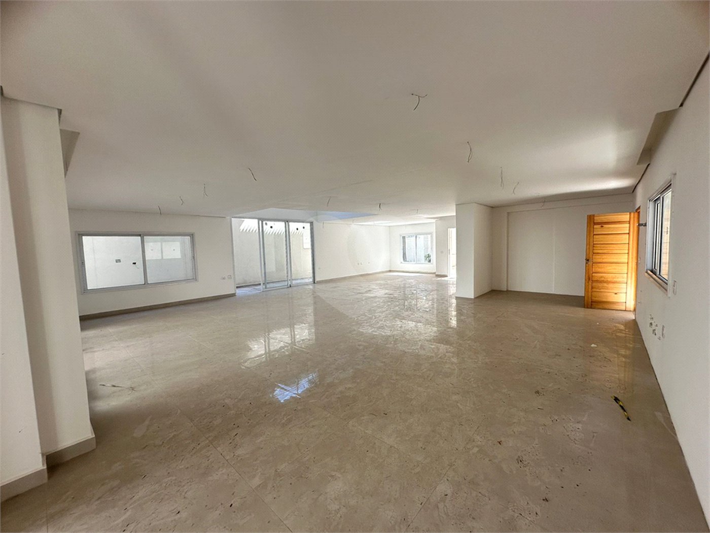 Casa à venda com 4 suítes no condomínio Villaggio Houda, São Paulo - SP